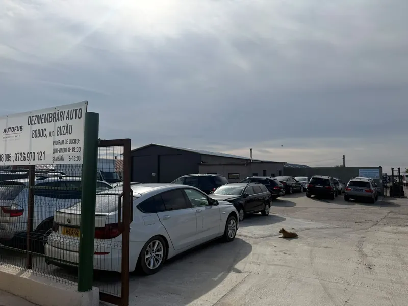 Curtea Fus Dezmembrări din Boboc: panoul AUTOFUS, mașinile și hala